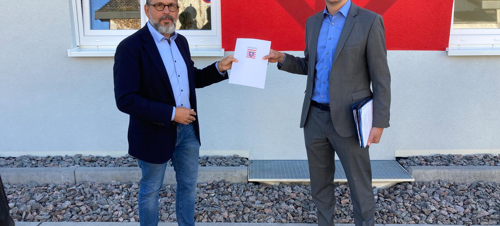 Ralph Gumb nimmt Förderbescheid von Staatssekretär entgegen