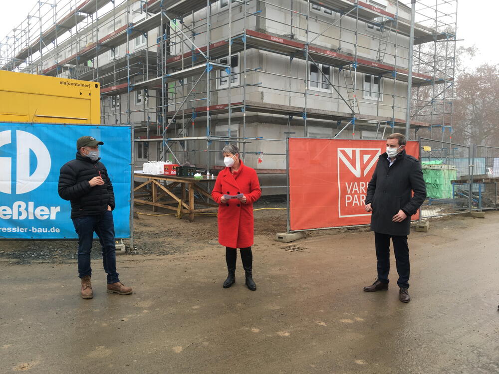 Ralph Gumb, Bürgermeisterin Klein und Kreisbeigeordneter Krug halten Reden beim Richtfest