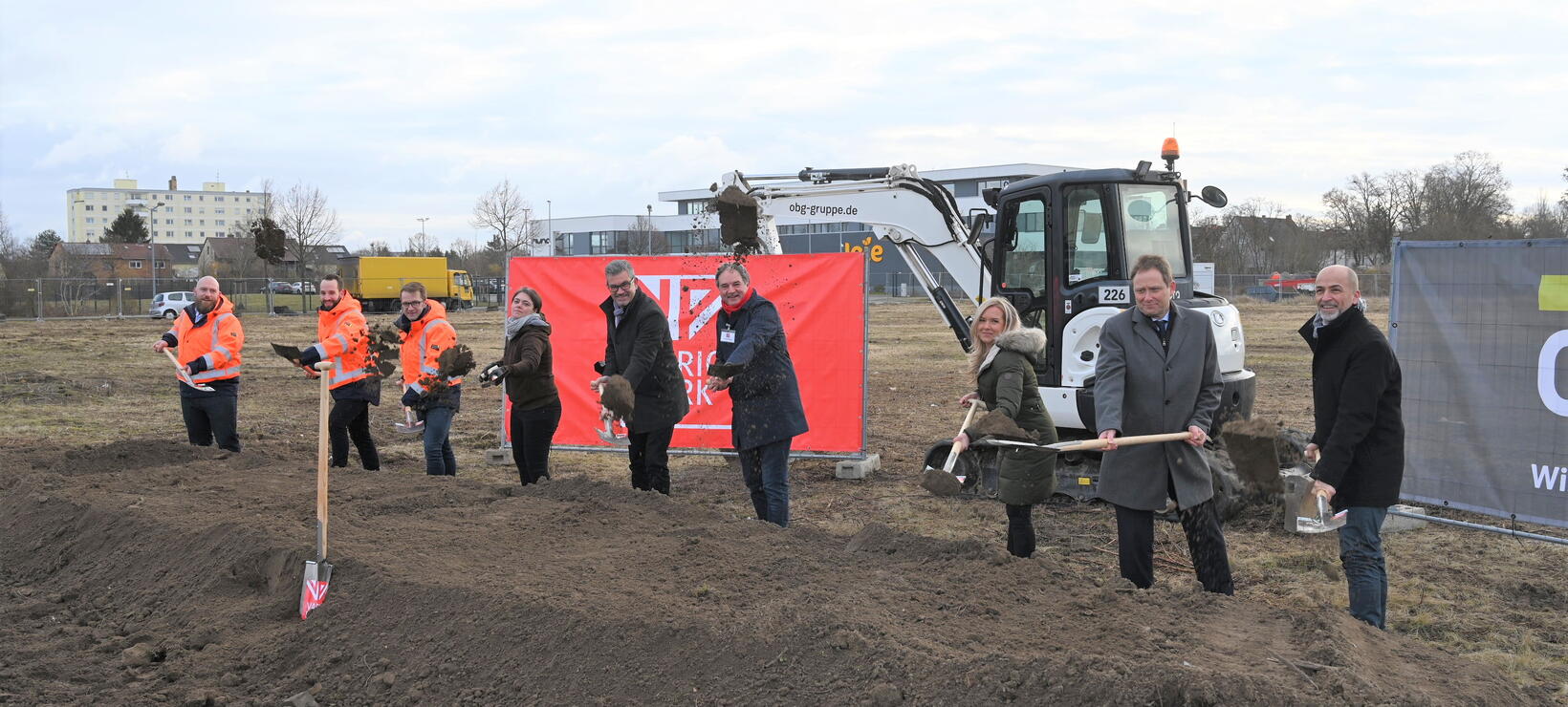 Alle am Bau Beteiligten feiern den ersten Spatenstich in Frankenthal