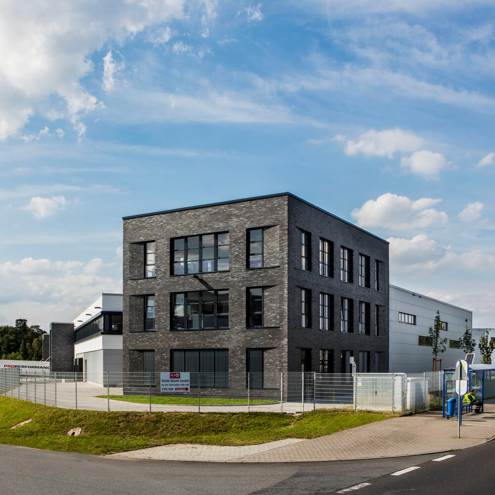 Frontansicht der drei miteinander verbundenen Gebäude des MultiPark Neu-Isenburg