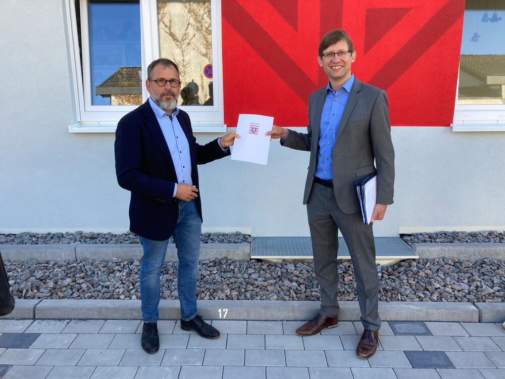 Ralph Gumb nimmt Förderbescheid von Staatssekretär entgegen