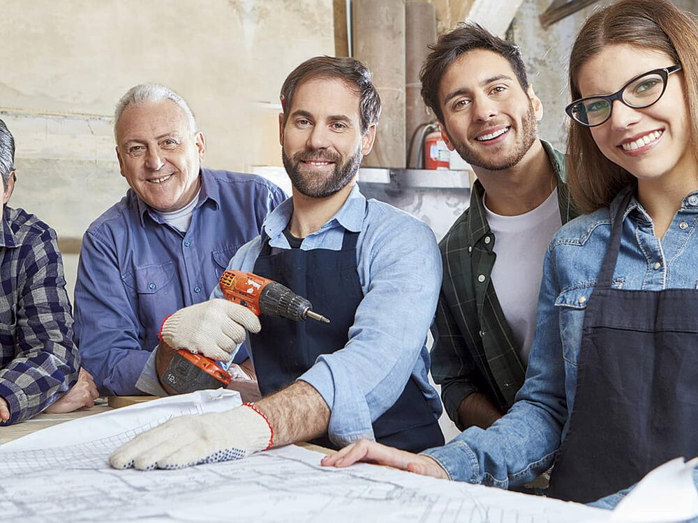Foto von mehrerer Handwerkern, die in einem VarioPark-Gewerbepark gemeinsam arbeiten